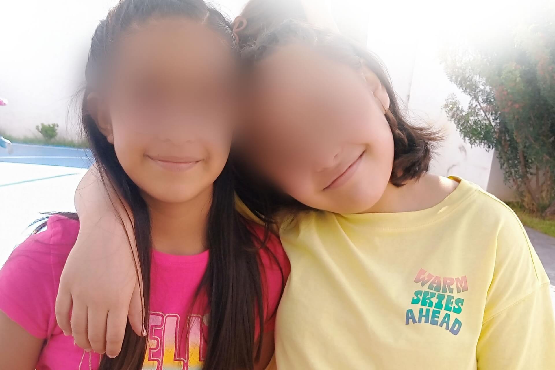 abrazos de mujeres y niñas